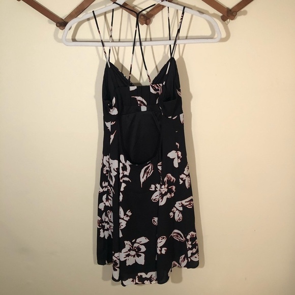 3/$25 🙌🏼 Express Romper Floral Strappy Cutout Back 0 - Picture 4 of 8